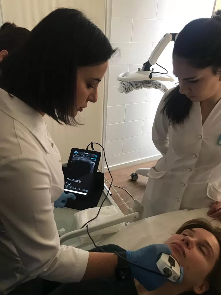 Handheld ultrasound has become an increasingly popular tool in plastic surgery. It is a non-invasive and effective way to visualize the underlying structures of the skin and soft tissue. 